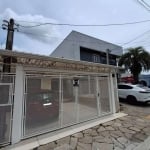 Casa a venda no Loteamento Moradas do Sul, à poucos metros da AV Edgar Pires de Castro, com 3 dormitórios (roupeiros sob medida e painel de TV)  living com 2 ambientes (lareira, painel de TV, estante,