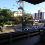 Casa comercial com duas construções:  Casa da frente comercial com 01 loja locada, sacada, terraço, churrasqueira e uma vaga, 05 apartamentos funcionais. Pavilhão climatizado nos fundos, banheiro. Pát