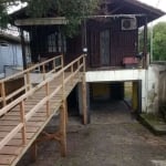 Casa 2 andares com duas moradias independentes, térreo 2 dormitórios, cozinha,banheiro,sala de estar, lavanderia com churrasqueira, garagem para 1 carro com churrasqueira, pátio nos  fundos e na frent