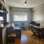 Apartamento impecável em localização privilegiada, situado em frente ao Zaffari da Avenida Cristóvão Colombo. Este imóvel reformado oferece um ambiente moderno e funcional, com 1 dormitório e móveis s