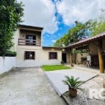 Casa à venda na Zona Sul de POA | Localizada em um bairro conhecido pela tranquilidade e proximidade com a natureza, rodeado por mata nativa e encantadores caminhos rurais, esta casa oferece o equilíb