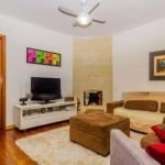 Excelente casa , com 470 m2 distribuídos em 3 pisos. Casa com 2 apartamentos independentes que não podem ser vendidos separados. Cada apartamento conta com 3 dormitórios e 1 suíte, living, lavabo, lar