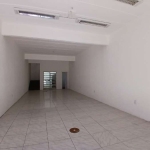 Loja comercial medindo 145 m²,  muito bem localizada, reformada e desocupada,  com dois banheiros e piso cerâmico.