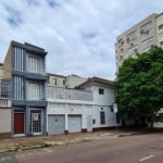 Edifício (prédio) com 03 apartamentos de 01 dormitório no Bairro Auxiliadora - Edifício com hall, escadaria e três apartamentos, sendo o térreo com potencial de loja, com entrada pela calçada e intern