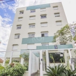 Ótimo e amplo apartamento no bairro Tristeza, de frente, desocupado, semi mobiliado, com 96m² privativos, de 3 dormitórios e 2 vagas. Possui sala ampla com rebaixe em gesso, 3 dormitórios sendo 1 suít