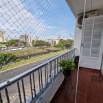 Apartamento com 139m², composto por 3 dormitórios, 2 banheiros, sacada, cozinha ampla, mais dependência de empregada,  e em excelente estado de conservação. O edifício é constituído por apenas dois ap