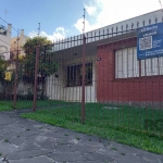 Casa em terreno 11 x 30,  bem estruturada, 03 quartos, 2 banheiros, ampla sala, cozinha, churrasqueira,  sala de jogos e mais 2 peças nos fundos, na frente com grades e portão da garagem automático. N