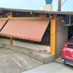 Casa térrea no bairro Rubem Berta com 3 quartos, sendo uma suíte. Possui um amplo living, cozinha integrada à sala de jantar, com saída para um charmoso jardim de inverno. São 200 m² de área construíd