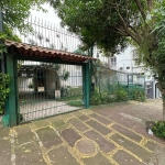 Casa residencial com 3 dormitórios 68m² privativos no bairro Bom Jesus, 4 vagas, garagem fechada, a uma quadra da Cristiano Fischer perto da PUC. Sala para 2 ambientes e Sala de Jantar separada, pátio