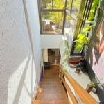 Cobertura de 2 dormitórios com 2 vagas de garagem no bairro Petrópolis! Lindo apartamento, semi-mobiliado, splits instalados, todo em porcelanato - living amplo com 2 ambientes - dormitórios confortáv