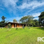 Sítio à venda no Extremo Sul de POA | Lindo sítio de 2 hectares com casa de 3 dormitórios, sala, cozinha e banheiro, toda a casa com área. Galpão com salão de festas e churrasqueira. O sítio conta tam