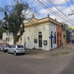 Terreno no coração do bairro Gloria, na av. Oscar Pereira esquina Dom Vidal medindo &lt;BR&gt;14,05 x 37, totalizando 519,85m2, constando neste terreno no RI, três casas de nros 2438, 2442 e 2448. Loc