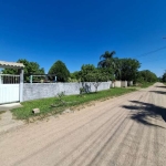 A casa está localizada no bairro Lajeado, em um terreno espaçoso de 20x50 metros, proporcionando muito espaço para conforto e lazer. Ao entrar na residência, encontra-se uma ampla sala de estar, que s