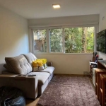Ótimo apartamento mobiliado, no Condomínio Sy,  de 2 dormitórios, infra e vaga. Possui living amplo, 2 dormitórios sendo 1 suíte, banheiro social, cozinha americana com churrasqueira e área de serviço