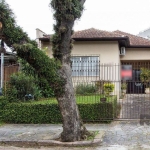 Casa térrea, 2 quartos, 2 vagas, edicula com 1 quarto e um banheiro - Bairro Tristeza