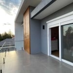 Linda Casa Ampla com 3 Suítes Construída Recentemente em Condomínio no Bairro Nobre de Gramado