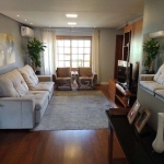 Excelente casa com 03 suíte, espaço gourmet com churrasqueira, living com lareira, pátio com piscina e garagem para 02 carros no bairro Espírito Santo