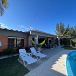 Casa avulsa em Atlântida,  totalmente reformada, com 5 dormitórios , duas suítes, pátio arborizado com piscina e churrasqueira.