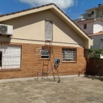 Casa com pátio e 3 dormitórios no Bairro Jardim Itu.
