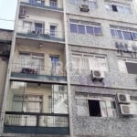 Apartamento de 02 dormitórios, living dois ambientes, cozinha, área de serviço, banho.&lt;BR&gt;Edifício com portaria 24 horas, elevador.&lt;BR&gt;Vaga de garagem coberta escriturada.