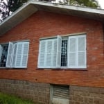 Casa localizada no bairro Chacara das Pedras com 210m ². Imóvel dispõe de04 dormitórios, sala de estar/jantar, cozinha, banheiro, área de serviço e pisos em cerâmica e parquet . Imóvel com pátio e pos