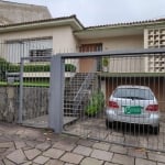 Vende casa com 460m² privativos e ótima localização, duas salas, lareira e churrasqueira, 3 dormitórios, três banheiros, mais dependência completa, pátio com jardim e piscina. Mobiliada, podendo fica 