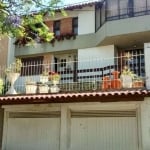 Excelente casa no Bairro Três Figueiras , divisa com Bairro Chácara das Pedras, 4 salas amplas, 04 dormitórios, escada e Ipê, lavabo, lavanderia, área de serviço, pátio grande com piscina, vaga para 2