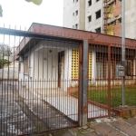 Terreno 9,90x36,30 com casa de alvenaria construída, no bairro Higienópolis, proximidades da Couto de Magalhães.&lt;BR&gt;Juntamente com dois terrenos vizinhos e lindeiros, formam uma área de 1.080m²,