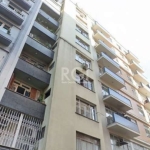 Ótimo apartamento de 3 dormitórios, transformados em 2, mas de fácil reversão, em prédio bem localizado no centro de Porto Alegre. Peças amplas, piso em parquet, banheiros social e auxiliar, além de l