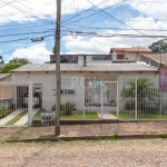 Ótima casa à venda em Nodoai, Porto Alegre. Possui 180m² de área privativa e 300m² de área total. Conta com 3 quartos, sendo 1 suíte, e 2 vagas de garagem. A topografia do terreno é plana, e a casa es