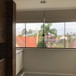 Excelente apartamento com dois dormitórios, sendo uma suíte. Amplo living com sacada estendida com churrasqueira, cozinha, área de serviço/lavanderia, banheiro social e garagem para um carro.&lt;BR&gt