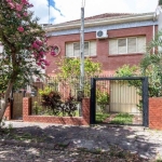 Casa com 2 andares, primeiro pavimento  garagem coberta para 1 carro e aberta para mais 1 carro, sala e lavabo, escritório, quintal da frente. Segundo pavimento, 2 dormitórios, 1 banheiro social, sala