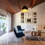 A Casa do Jardim Secreto&lt;BR&gt;&lt;BR&gt;O desejo dos proprietários foi criar uma atmosfera tropical, contemporânea e aconchegante.&lt;BR&gt;&lt;BR&gt;A casa foi comprada e remodelada com a dedicaç