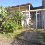 Casa em Ipanema de 2 dormitórios, living para 2 ambientes, 2 banheiros, cozinha ampla, edícula nos fundos, garagem para 2 carros, estrutura para 2°piso.Amplo terreno, medindo 10x30.Precisa de reformas