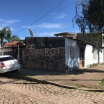 Belíssima casa de esquina com 3 dormitórios, living ,cozinha ,banheiro social, área com churrasqueira. Parte superior, lavanderia e piscina com deck. Casa possui 3 casas na lateral( independentes) par