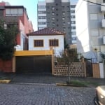 Imperdível imóvel/ Terreno para investidor ou moradia.  Casa com 3 dormitórios, living estendido, 3 banheiros, área de serviço, 2 vagas de garagem cobertas. Imóvel precisa de reforma geral. Terreno 11