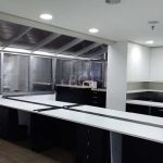 Vende-se ótima sala comercial de 80m2, de frente, mobiliada, composta de recepção, sala de reunião,12 posições já com instalações(possibilidade de até 15 lugares), mesa privativa, cozinha equipada, te