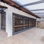 Belíssima Casa medindo 307 M² de área construída, averbada na matrícula, mas 540 M² de área total construída, composta de :&lt;BR&gt;No pavimento térreo, living três ambientes, lavabo, escritório, dua