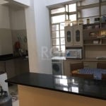 Apartamento 94 metros quadrados, localizado no centro de Porto Alegre, 3° andar com 3 dormitórios, cozinha, banheiro e sala.