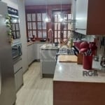 Casa/apartamento em ótima localização no bairro Medianeira. Com todas estruturas que o bairro oferece: escola, ônibus, lotação, marcado,shopping a 3 min de distância.. a casa possui quintal na frente,