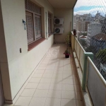 Apartamento de frente com 3 dormitórios com 145 m² no bairro Cidade Baixa em Porto Alegre/RS. Living 2 ambientes, banheiro social, cozinha, área de serviço, banheiro auxiliar, dependência de empregada