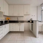 Muito bom apartamento (90,58m²) com 3 dormitórios, de frente (N/L) em andar médio, todo em parquet bem conservado, hall, lavabo, living 3 ambientes com sala de estar, sala de jantar independente e sal