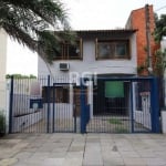 Casa  para fins comercial ou residencial com 6 amplas salas. Todas bem arejadas&lt;BR&gt;Parte superior constituída de 02 amplas salas ou dormitórios, banheiro social, lavabo, cozinha americana com ch