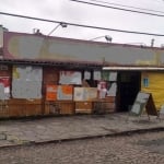 Terreno com 10 metros de frente e 32,45 metros de fundos, no total de 324,50 m². No terreno tem uma construção em madeira, que hoje funciona um estabelecimento comercial (bar), que está locado.&lt;BR&