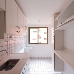 Apartamento semi mobiliado com 60m² privativos e 3 dormitórios, 1 banheiro, bem arejado e iluminado, com móveis dos quartos, roupeiros, rack, armários da cozinha e banheiros. &lt;BR&gt;Localizado em c