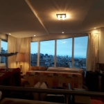 Vende-se fantástica cobertura de dois dormitórios com vista panorâmica de toda cidade, com duas vagas no bairro Higienópolis. Perfeita para um casal ou pessoa solteira com bom nível.  Living piso porc