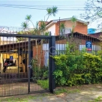 Casa com 3 dormitórios sendo 2 suítes, living para 2 ambientes, ampla cozinha/copa com churrasqueira (podendo também ser utilizada como salão de festas). O 2º andar conta com espaçoso jardim de invern