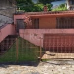 Casa com 03 dormitórios, sendo 01 suíte, banheiro social, amplo living para 02 ambientes com lareira, gabinete, jardim de inverno, estar íntimo, área de serviço, dependência completa, espaçoso pátio c