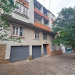 Apartamento de 3 dormitórios com living com lareira, sacada e dependência de empregada com banheiro auxiliar, 2 apartamentos por andar. Prédio muito bem localizado, na Av Nova York, junto a Rua Marquê