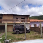 Casa sobrado construída em um terreno medindo 600 m ²  medidas 12 X 50, casa composta de 3 dormitórios sendo uma suíte com sacada , banheiro social, copa cozinha , living dois ambientes, lavabo, escad